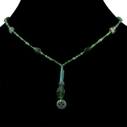 Collier composé de perles en verre vert de style r