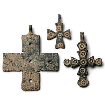 Byzantinische Kreuzanhängergruppe aus Bronze. Um d