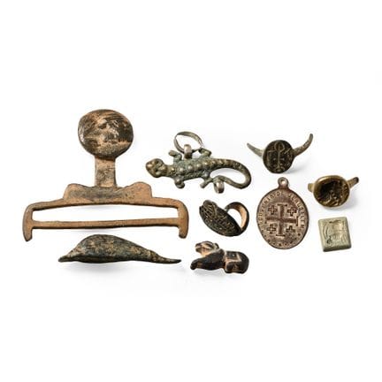 Collection d’objets en bronze romains et autres. F