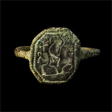 Byzantinischer Bronzering mit Heiligengestalt. 14.