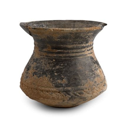 Verzierter Terrakotta-Becher aus Westasien. 1. Jah
