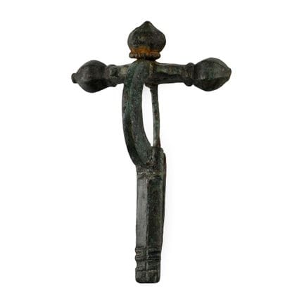 Grande broche romaine en bronze en forme d’arbalèt
