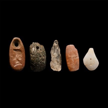 Sammlung westasiatischer Amulettanhänger aus Stein