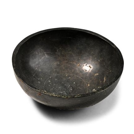 Westasiatische Bronzeschale mit schwerem Rand. 1. 