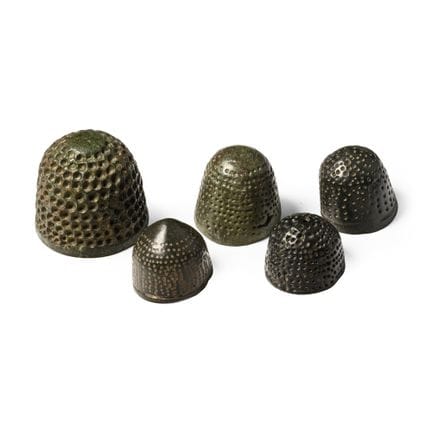 Collection de dés à coudre médiévaux en bronze en 