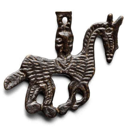 Bronzeanhänger mit Pferd und Reiter aus der Wiking