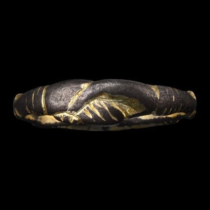 Bague-étrier médiévale en argent doré représentant
