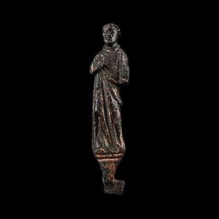 Figurine médiévale dorée représentant un saint, se