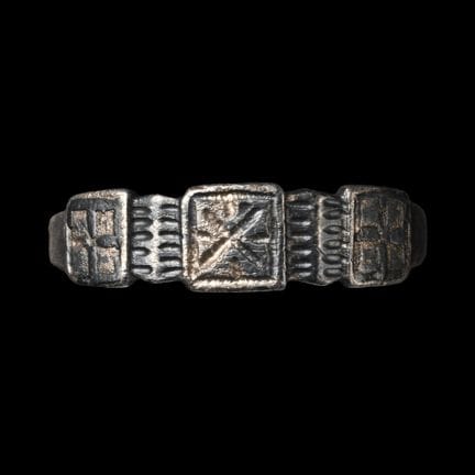 Bague médiévale en argent ornée de croix. Vers 110