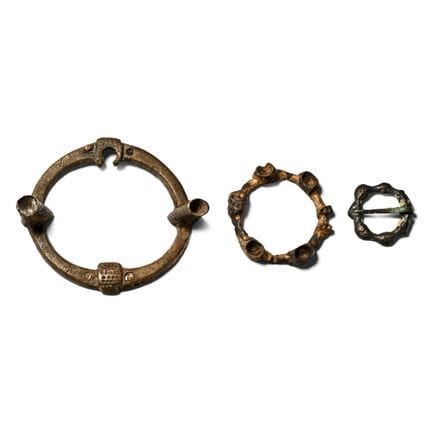 Ensemble de broches annulaires médiévales en bronz