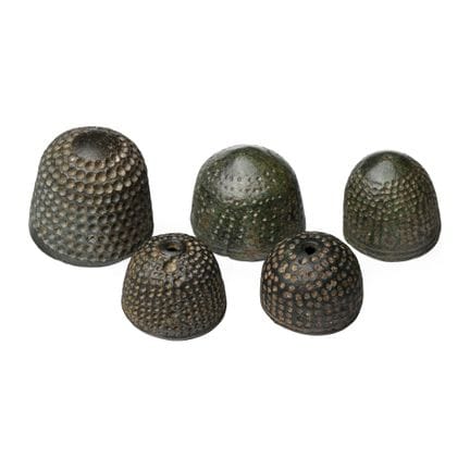 Collection de dés à coudre médiévaux en bronze en 