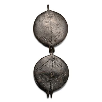 Étui médiéval en bronze pour miroir de poche. Vers