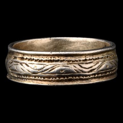 Bague médiévale en argent doré à motif en méandre.