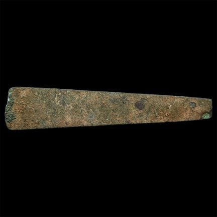 Hache plate en cuivre de l'âge du bronze. IIe mill