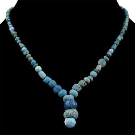 Halskette aus hellblauen Stein- und Glasperlen aus