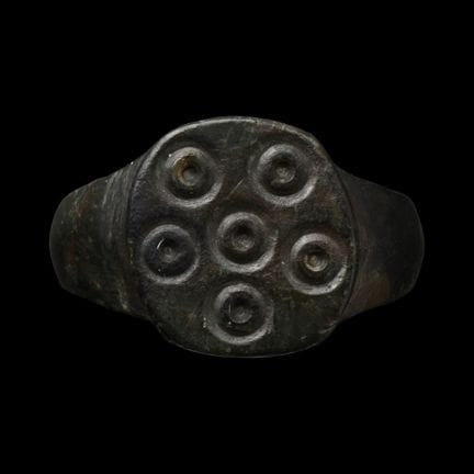 Bague médiévale en bronze ornée d'un motif « annea