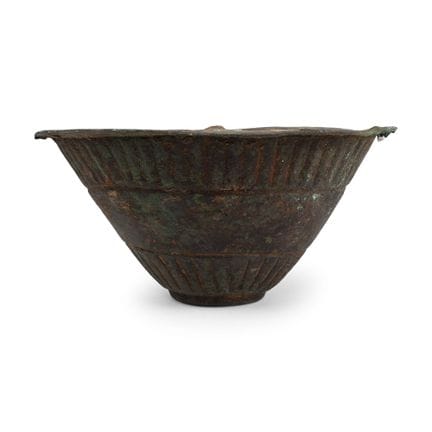 Kegelförmiges, mit Bronze verziertes Gefäß aus Lur