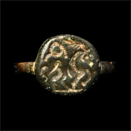 Sassanidischer Bronzering mit Hirschmotiv. 4.–6. J