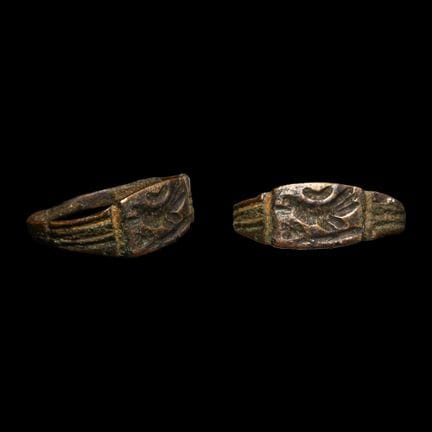 Bague médiévale en bronze ornée d'une colombe. XIV