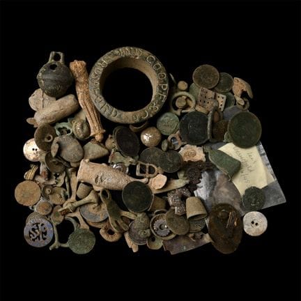 Ensemble d'objets en bronze et autres datant de l'