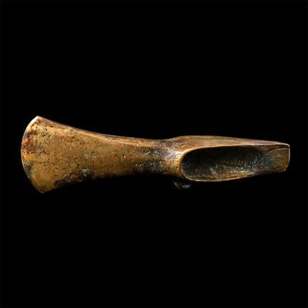 Tête de hache à anse en boucle de l'âge du bronze 