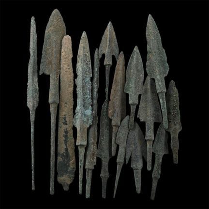 西亚青铜箭头藏品。公元前1000—700年。包括十五枚带箭簇的箭头，其中四枚为细长三角形箭刃且具凸起
