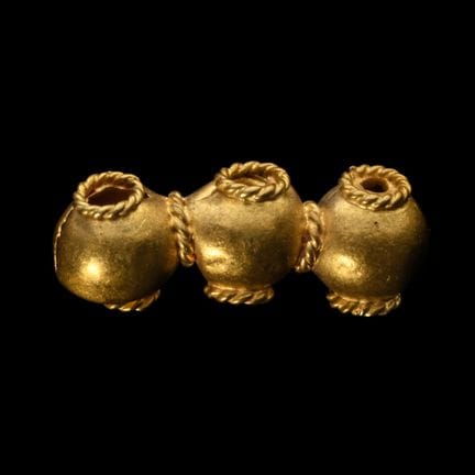 Westasiatische Dreifach-Goldperle. Um das 1. Jahrt