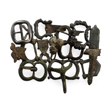 Collection de boucles en bronze et autres, datant 
