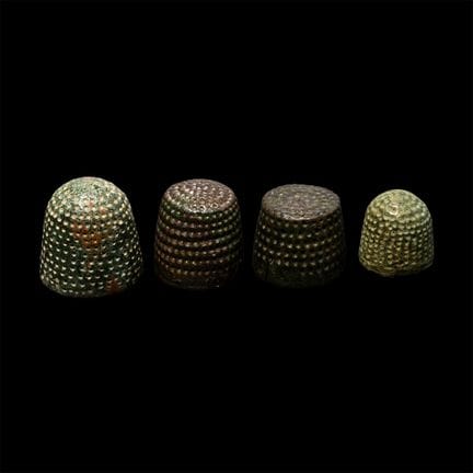 Sammlung mittelalterlicher Bronze-Fingerhüte. Um d