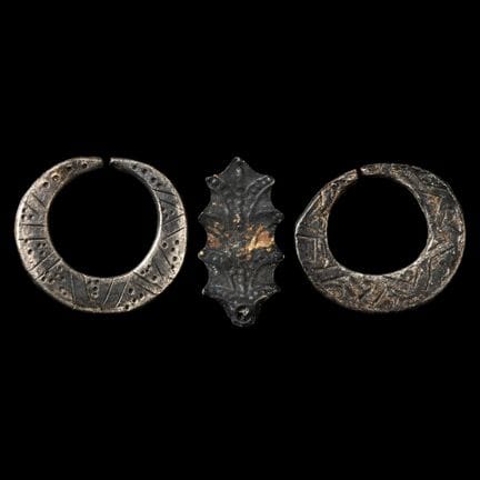 Ensemble d’amulettes en argent et en bronze d’Asie