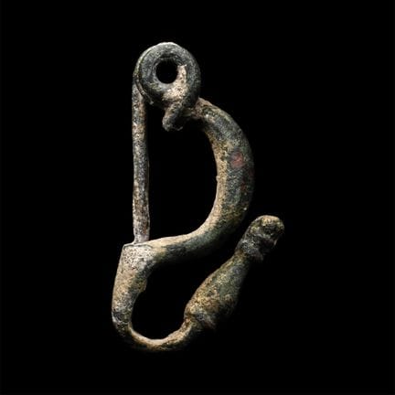 Broche celtique en bronze en forme d’arc. Âge du F