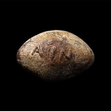 Plomb de fronde grec portant l'inscription « AIN »