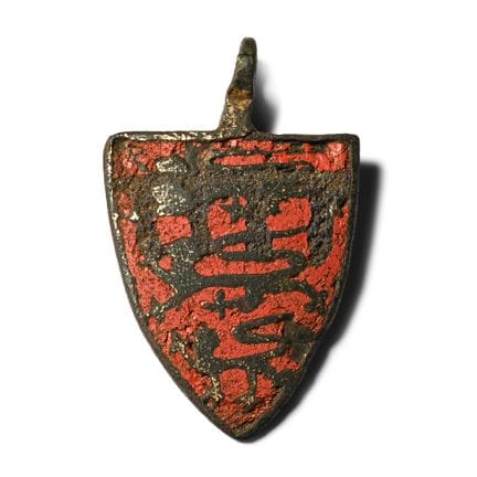 Pendentif médiéval en bronze émaillé représentant 