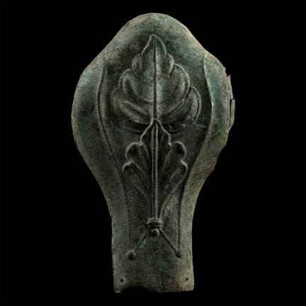 Plaque d’armure grecque ornée d’une palmette. Péri