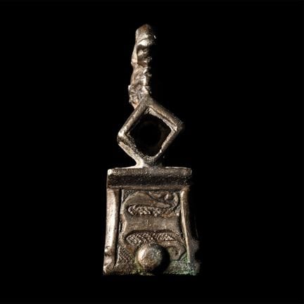 Embout de sangle médiéval en argent, orné d’un « M