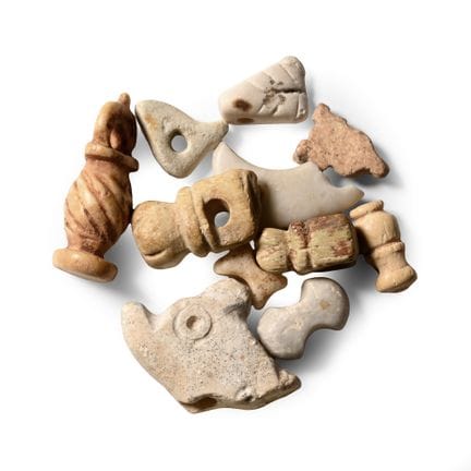 Collection d’amulettes en pierre d’Asie occidental
