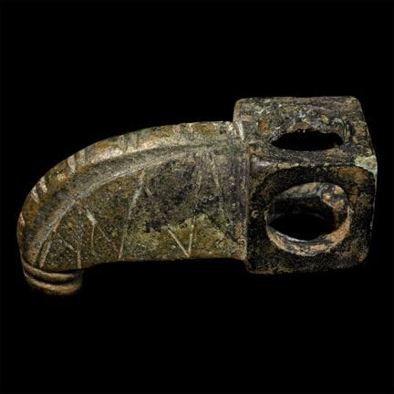 Große westgotische Bronzeschnalle in Form eines Ad