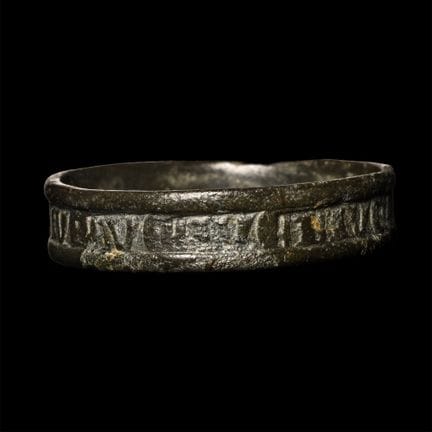 Bague médiévale en bronze portant l'inscription « 