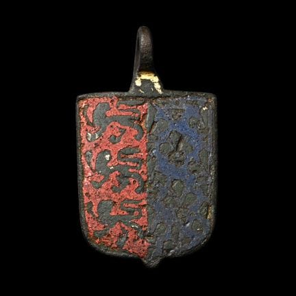Pendentif médiéval en bronze émaillé représentant 