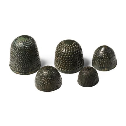 Sammlung mittelalterlicher Fingerhüte aus Bronze i
