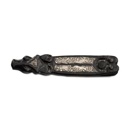 Sächsisches Riemenende aus versilberter Bronze. Um