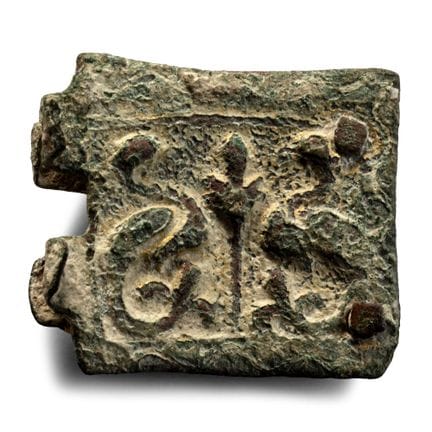 Plaque de ceinture médiévale en bronze doré représ