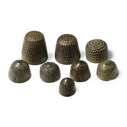 Sammlung mittelalterlicher Fingerhüte aus Bronze i