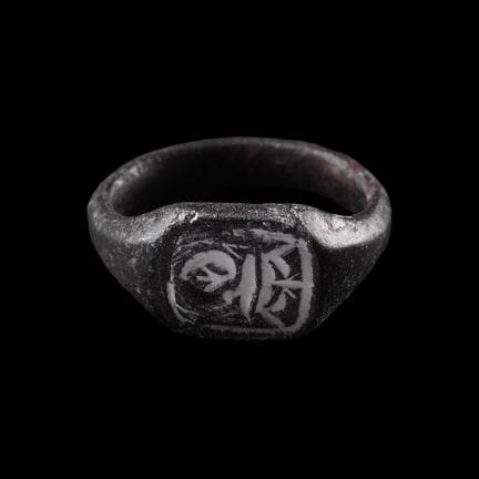 Grande bague-sceau médiévale en bronze représentan