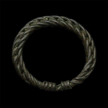 Bague viking en fil de bronze tressé. Vers le IXe-