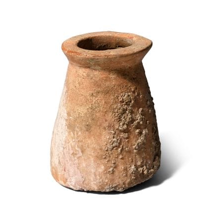 Westasiatisches Gefäß aus rosa Stein. Um das 2. bi