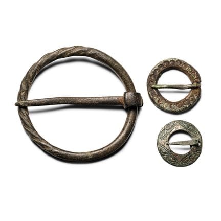 Ensemble de broches annulaires médiévales en bronz
