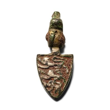 Pendentif médiéval représentant un harnais héraldi