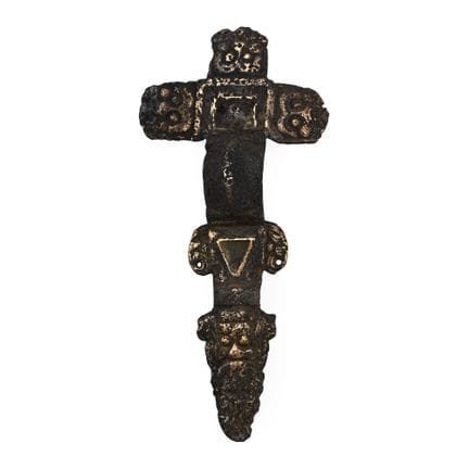 Angelsächsische kreuzförmige Bronzebrosche. Um das