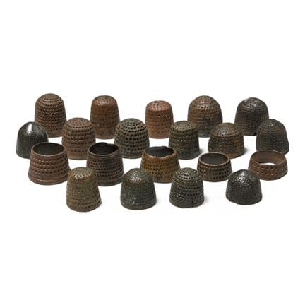 Collection de dés à coudre médiévaux en bronze, dr
